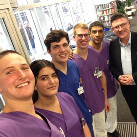 FSJ Selfie MdB Kaufmann web FSJ ler Marienhospital Stuttgart mit MdB Kaufmann