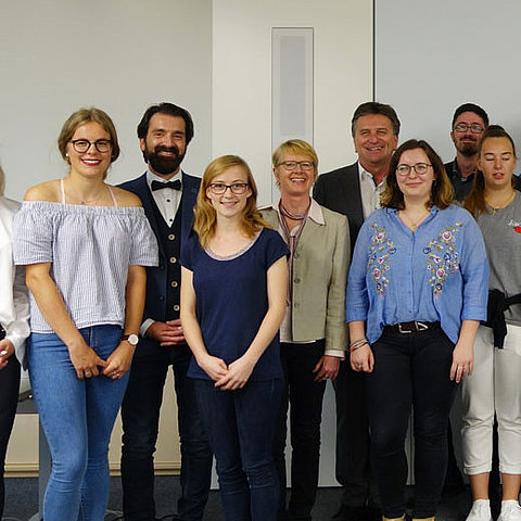 Zertifikatsuebergabe im Sozialministerium Stuttgart FSJler erhalten Auszeichnung für Engagement