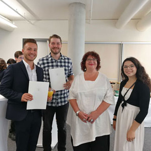 FSJ-Zerfitikatsübergabe  Staatssekretärin Bärbl Mielich überreicht FSJ Freiwilligen ihr Zertifikat